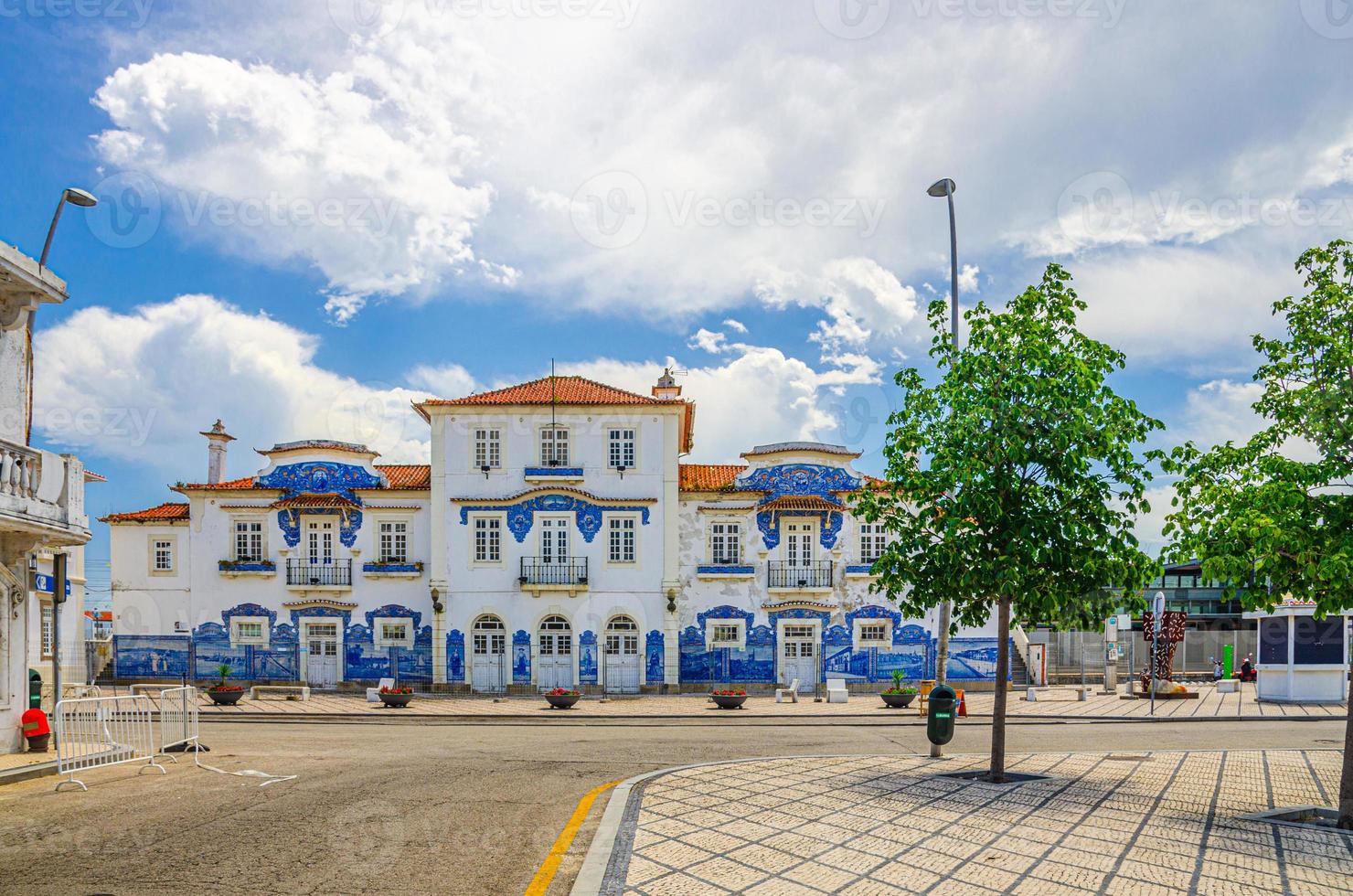 aveiro station, central järnväg azulejos-kaklad stationsbyggnad i centrum med gröna träd foto