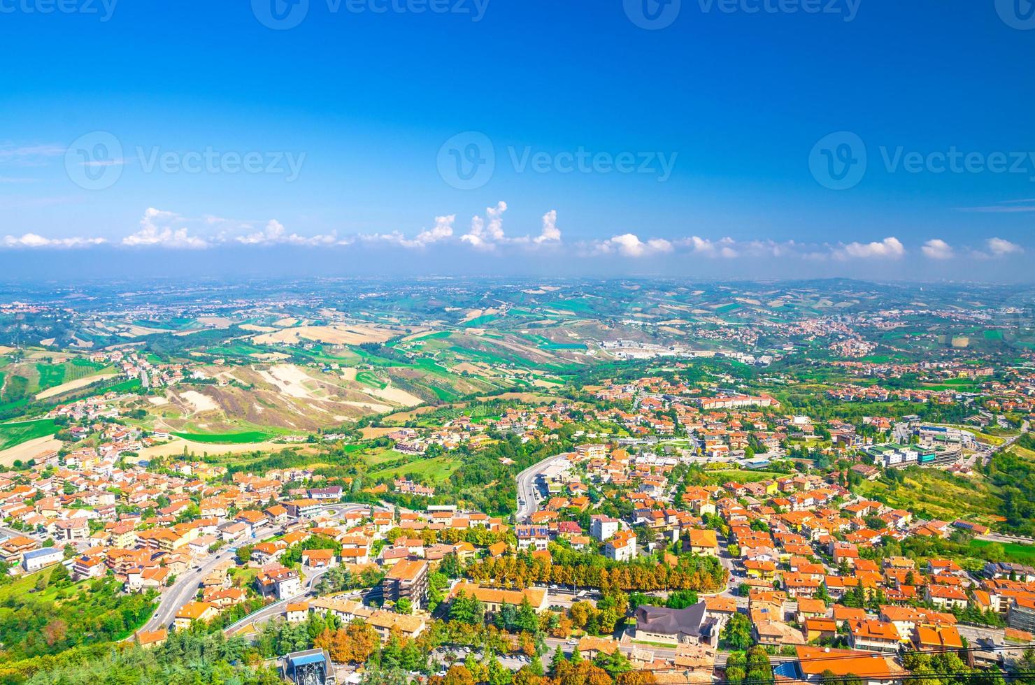 panoramautsikt över landskapet med dalen, gröna kullar, fält och byar i republiken san marino foto