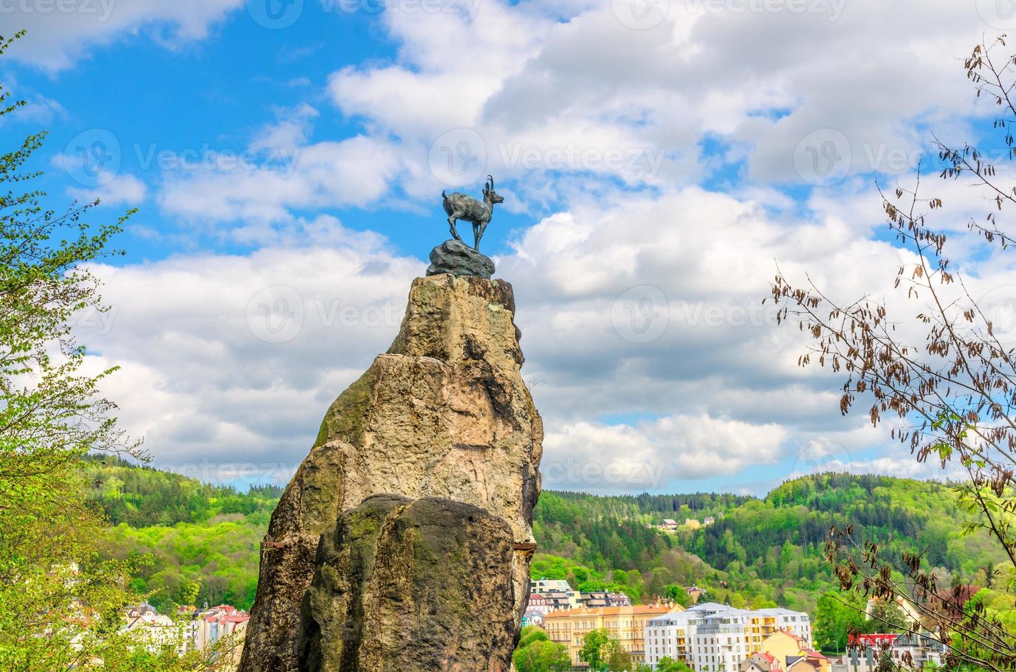 sämsk staty socha kamzika vid rådjur hoppa jeleni skok lookout med karlovy variera foto