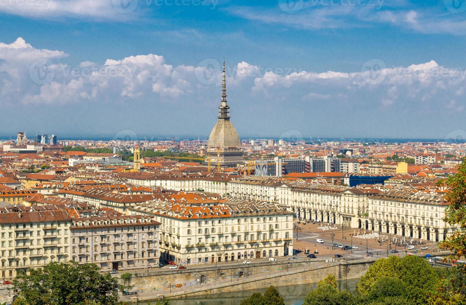 panoramautsikt från luften över Turins stadssilhuett med torget piazza vittorio veneto, po-floden och mole antonelliana-byggnaden foto