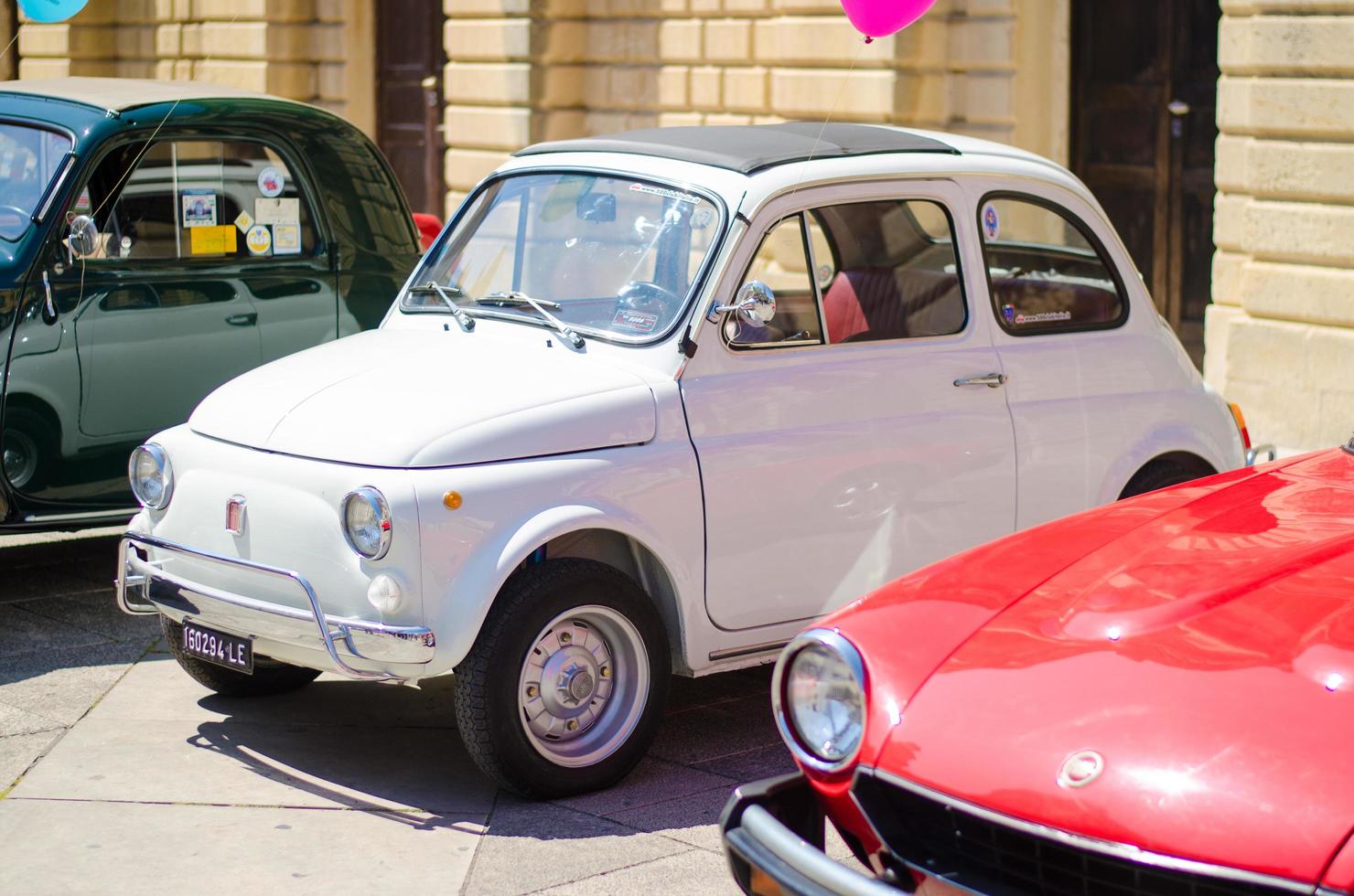 vintage klassiska retro bilar bilar i Italien foto