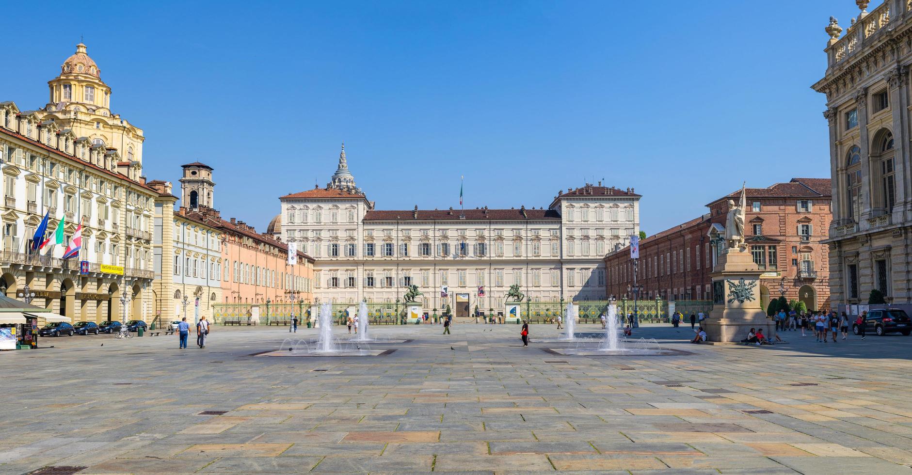 kungliga palatset palazzo reale och san lorenzo kyrkobyggnad på slottstorget foto