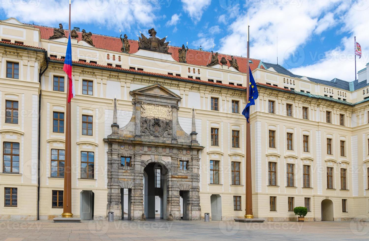 matthias porten till det nya kungliga palatset novy kralovsky palac och eu och tjeckiska flaggor vid flaggstången foto