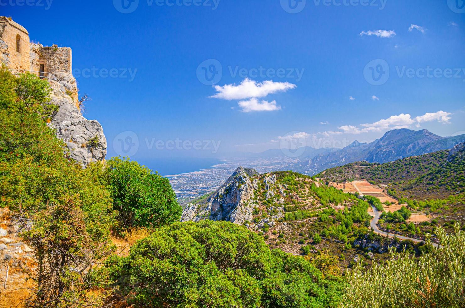 Flygfoto över kyrenia girne bergskedjan och dalen framför Medelhavet, gröna träd på klippan och ruinerna av saint hilarion slott foto