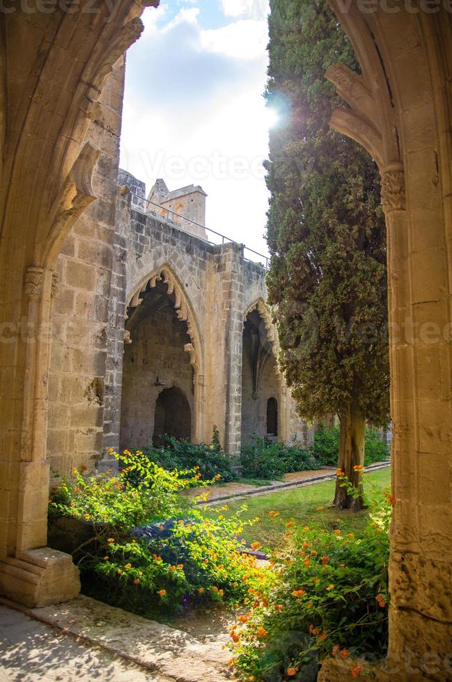 ruinerna av bellapais klosterkloster i kyrenia girne, norra Cypern foto