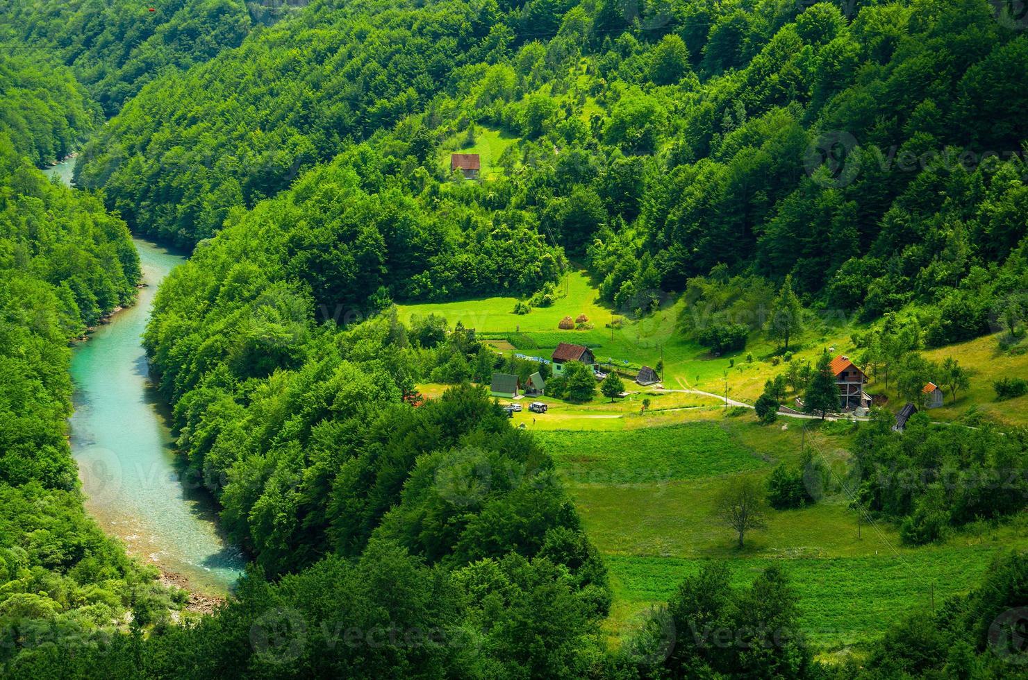 små byhus nära tara river gorge canyon, montenegro foto