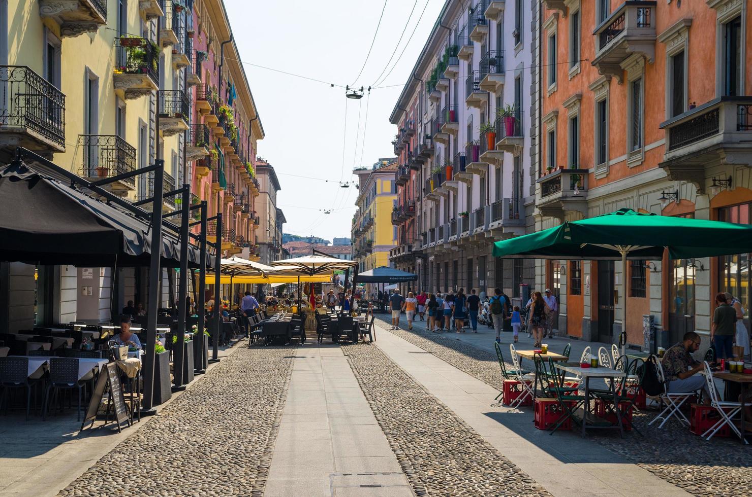 milano, Italien, gågata via casale med restauranger foto