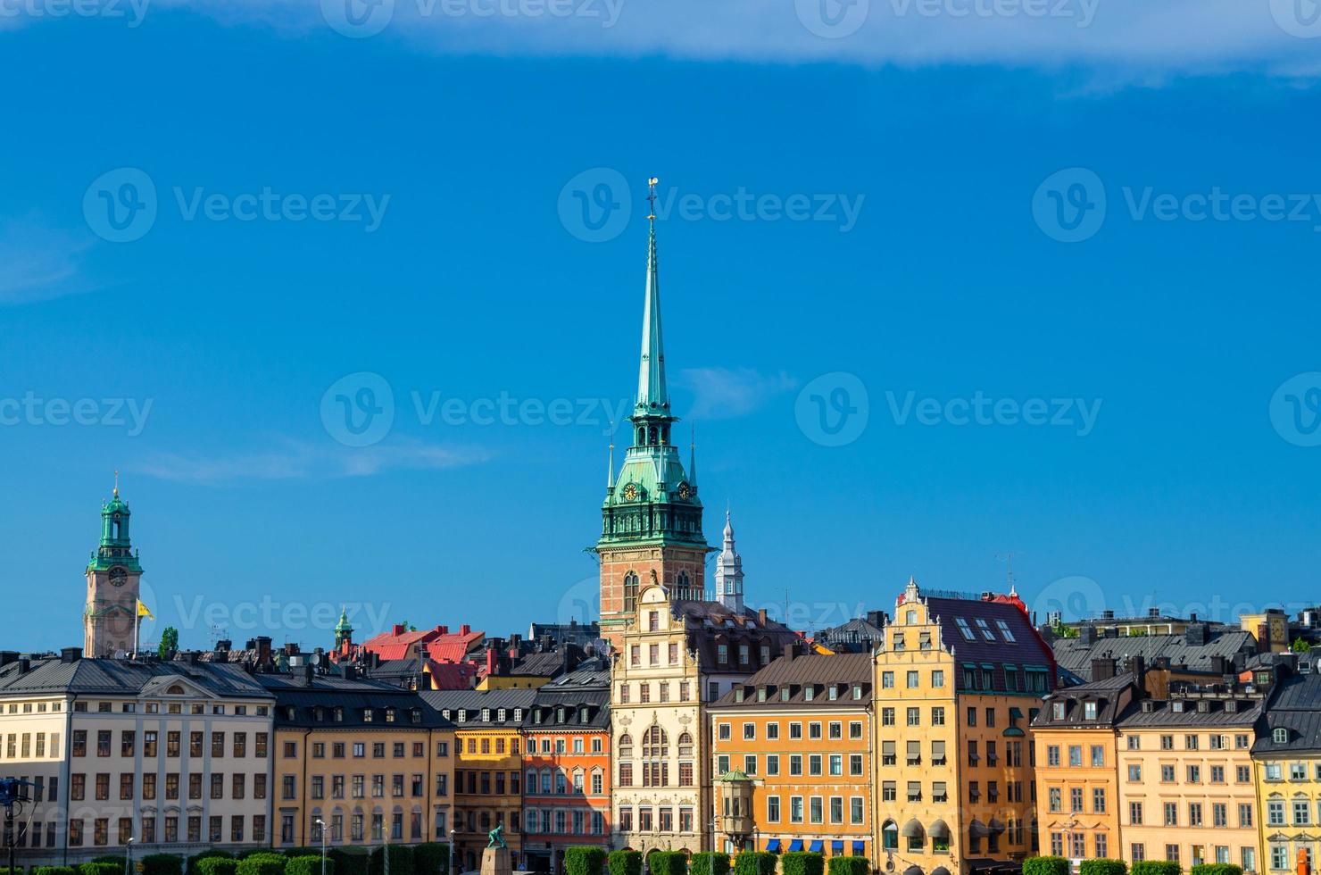 traditionella byggnader med tak och färgglada väggar, stockholm, sverige foto