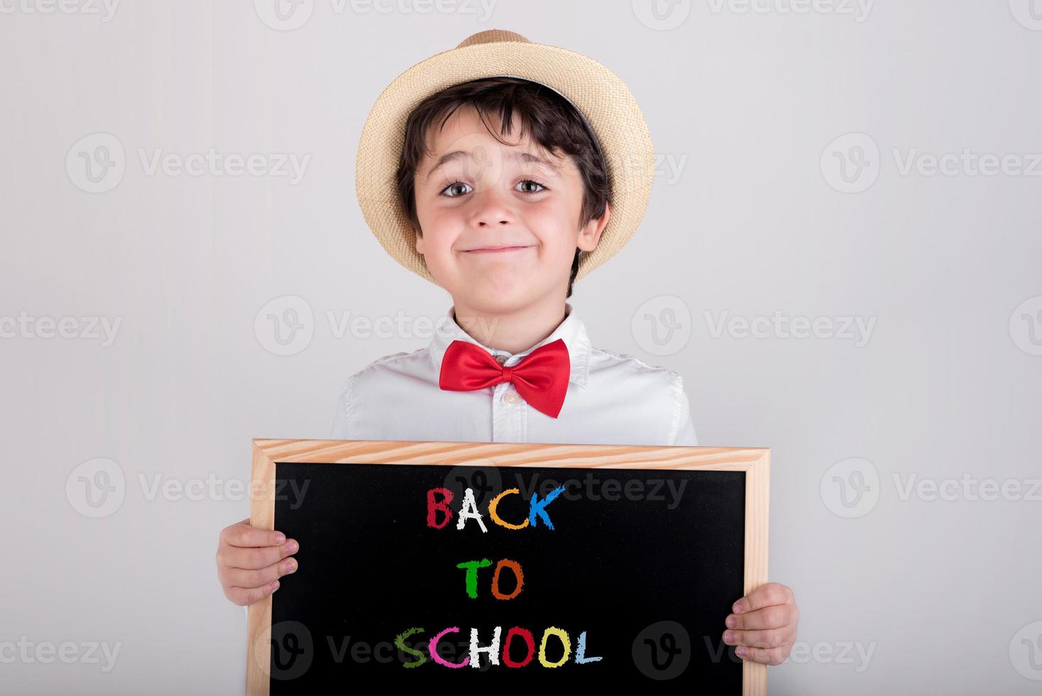 tillbaka till skolan, glad pojke med en svart tavla foto