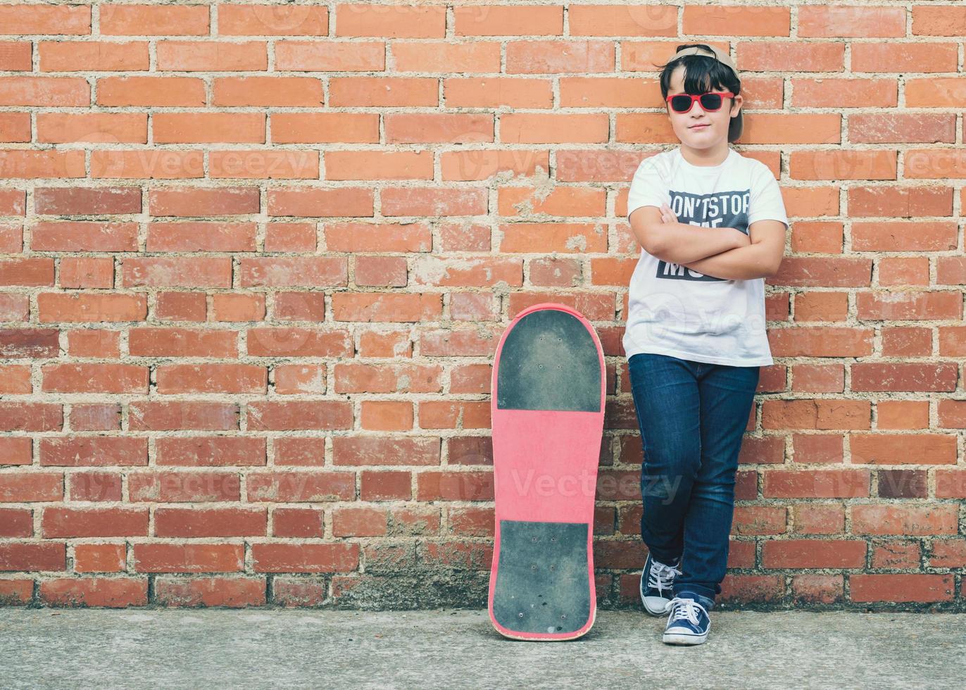 barn med skateboard på gatan foto