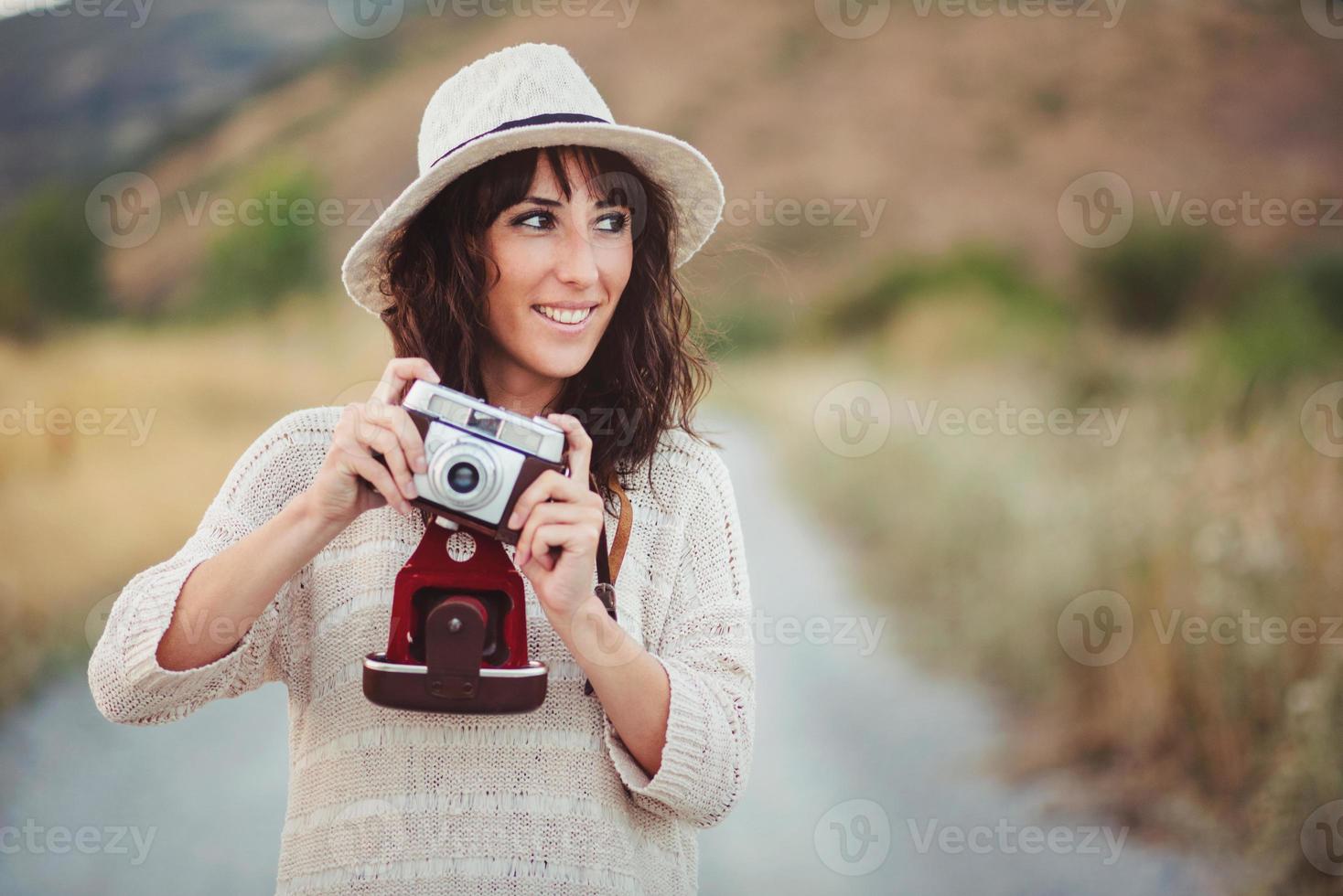 leende tjej med kamera i fältet foto