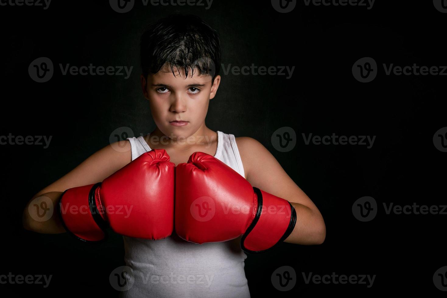 liten pojke med boxningshandskar foto