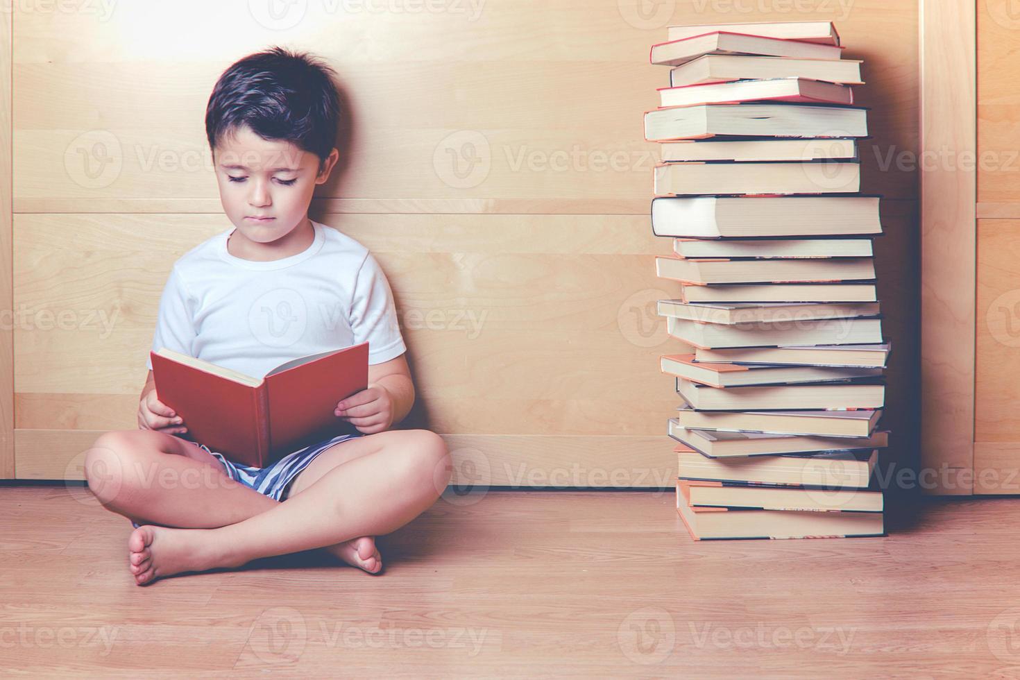 pojke som läser en bok foto