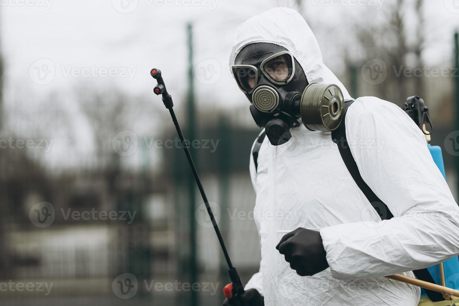 rengöring och desinfektion på stadskomplex mitt i coronaepidemin professionella team för desinfektionsinsatser infektionsförebyggande och kontroll av epidemiskyddsdräkt och mask foto