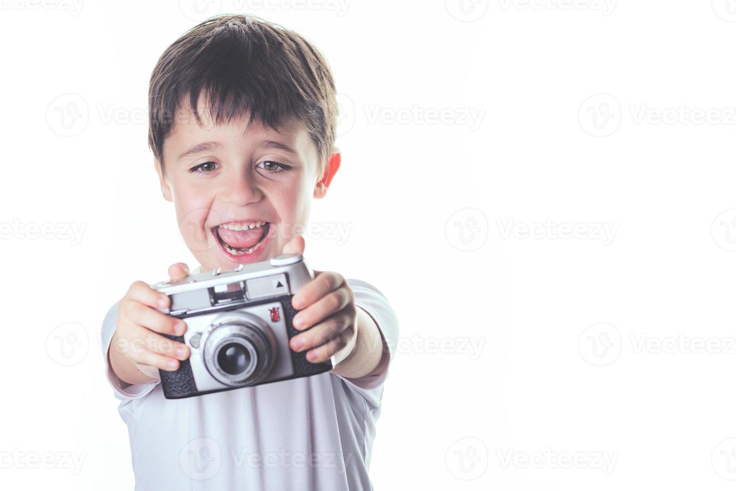 leende pojke med fotokamera foto