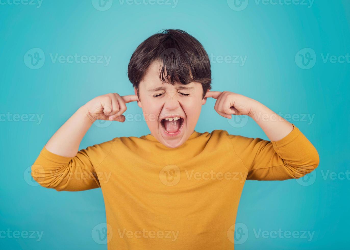 porträtt av en skrikande liten pojke foto
