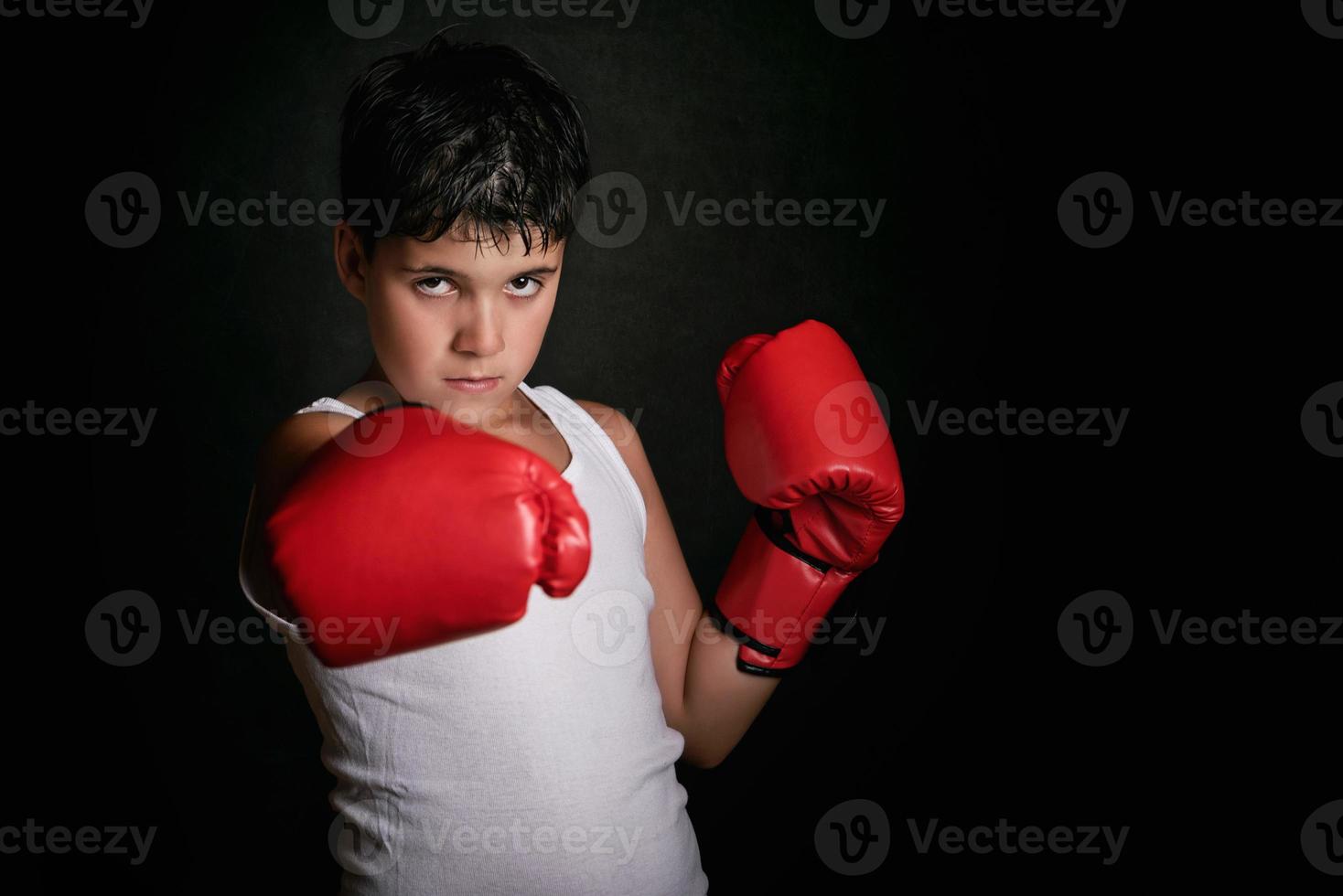 liten pojke med boxningshandskar foto