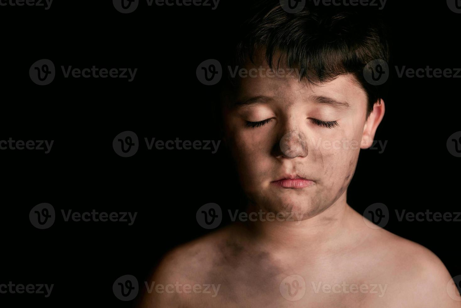 ledsen pojke med smutsigt ansikte foto