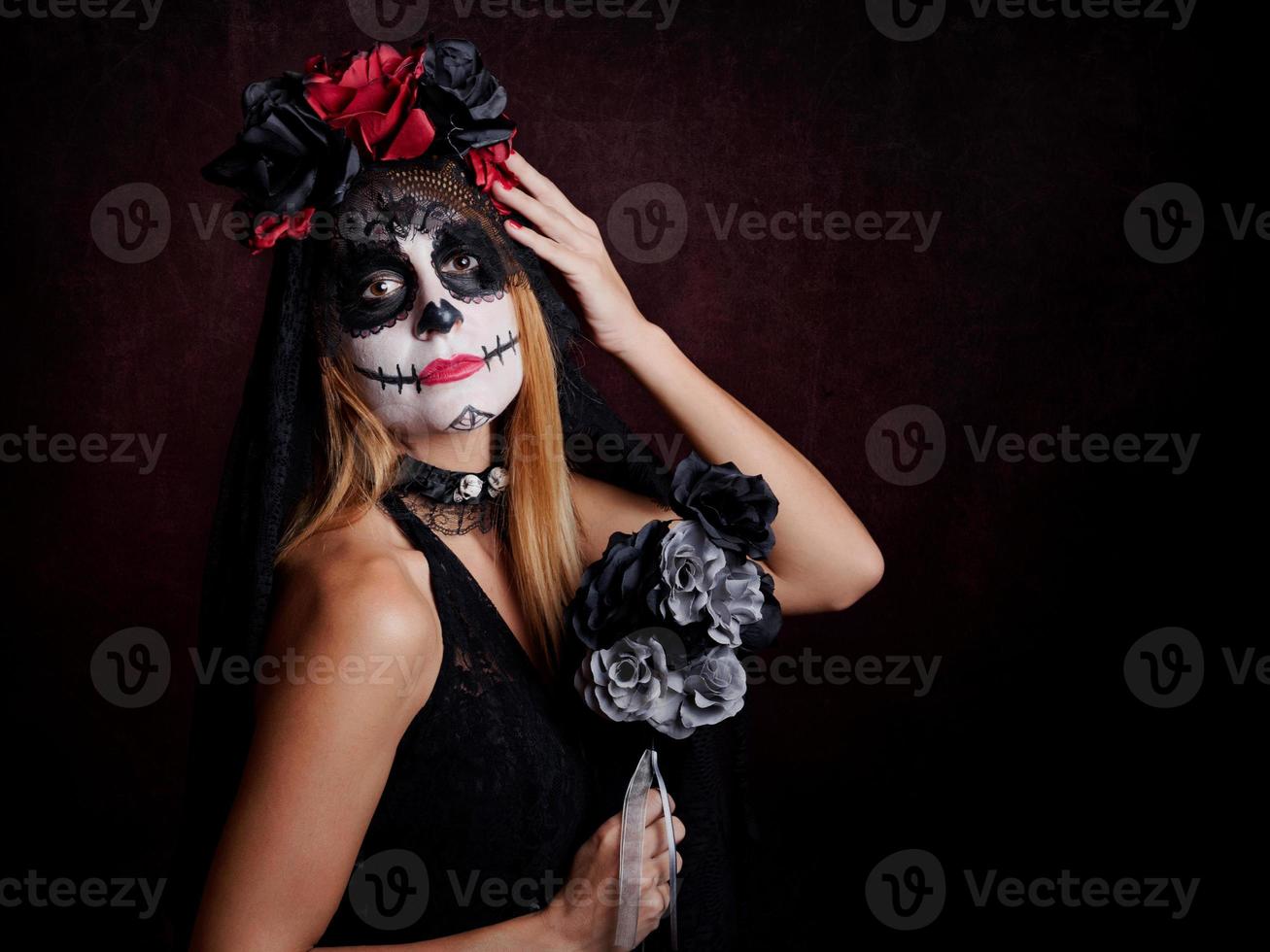 ung kvinna i halloween foto