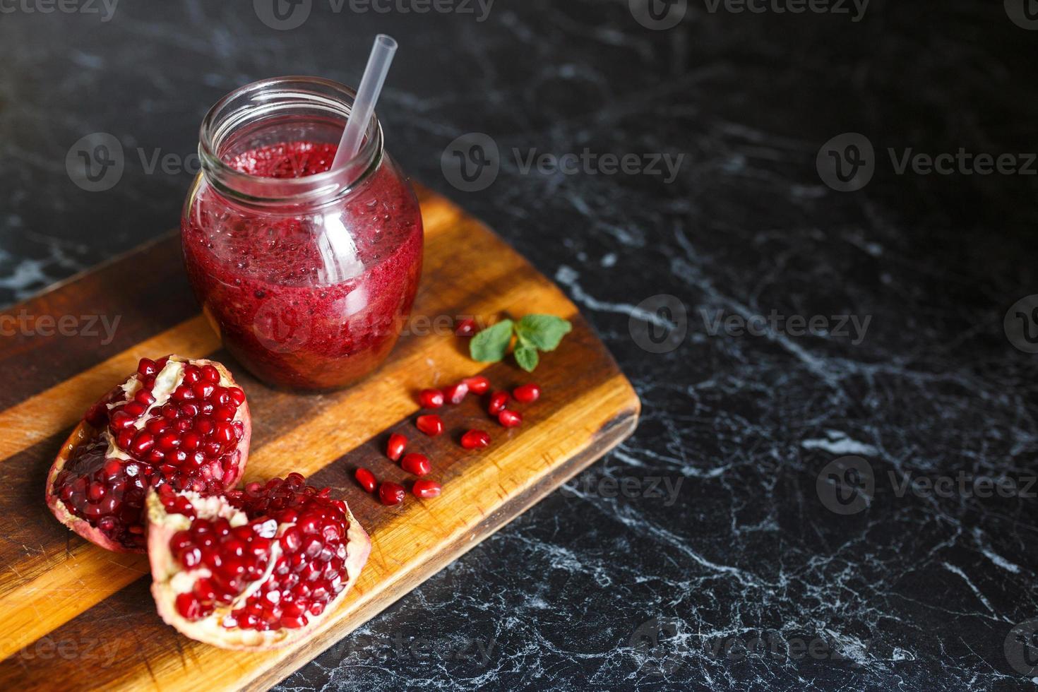 nygjorda smoothies från banan och granatäpple. kost, en hälsosam livsstil foto