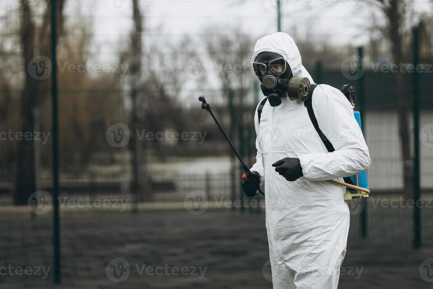 rengöring och desinfektion på stadskomplex mitt i coronaepidemin professionella team för desinfektionsinsatser infektionsförebyggande och kontroll av epidemiskyddsdräkt och mask foto