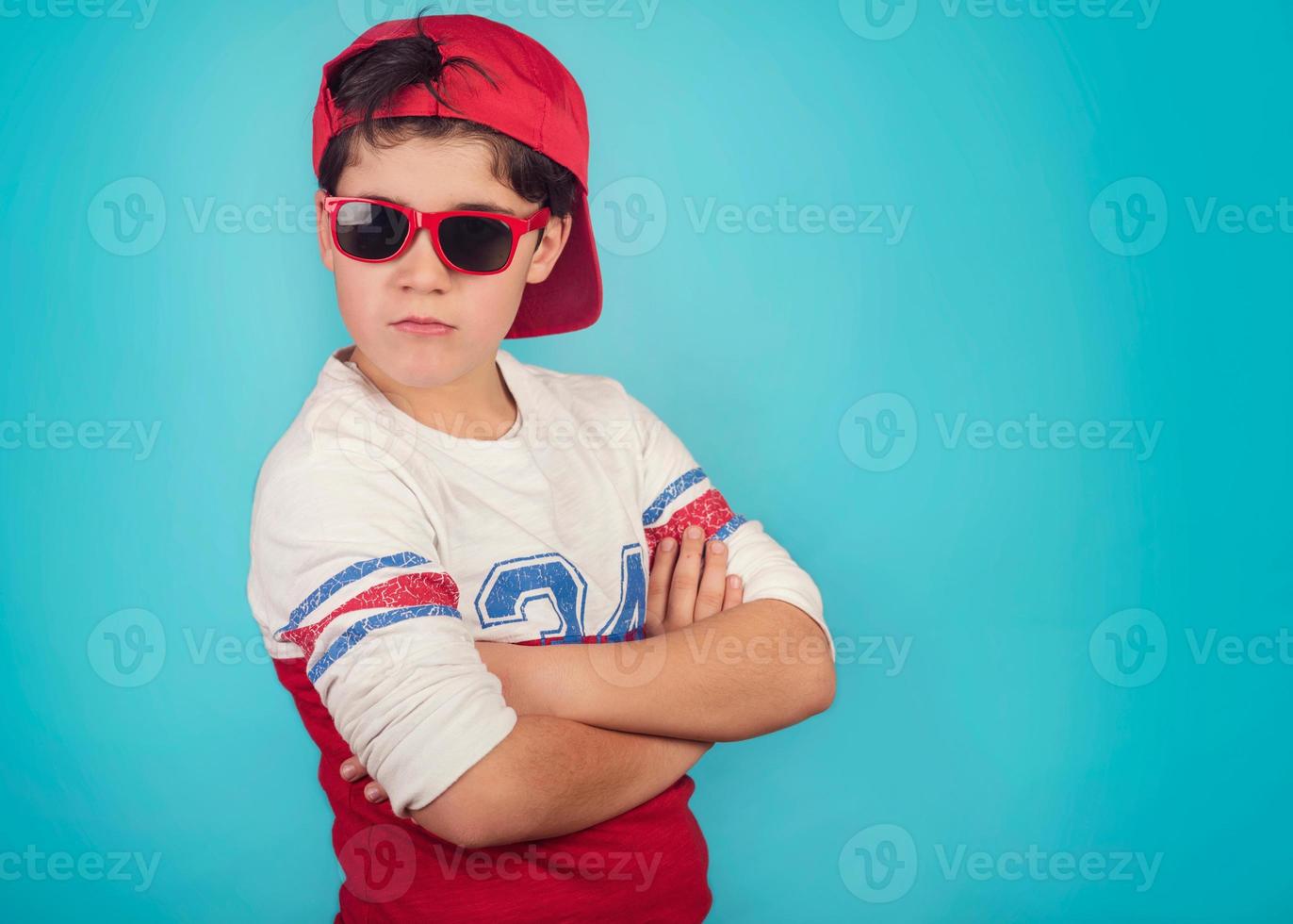 allvarlig pojke med solglasögon foto