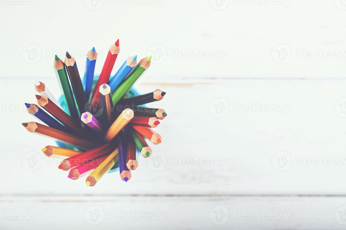 färgpennor på ett träbord foto