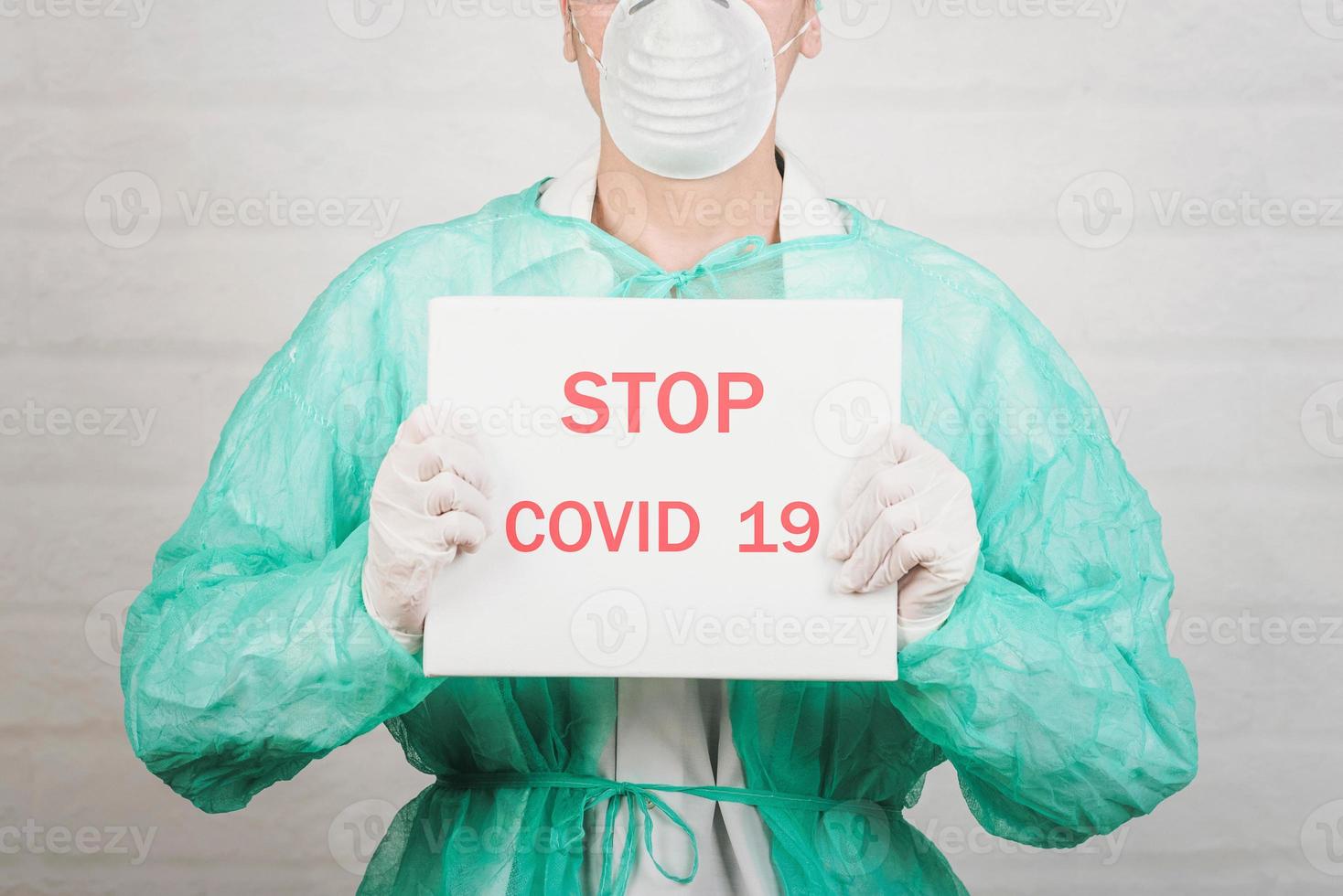 stoppa coronaviruset. läkare som håller tom tavla mot coronaviruset foto