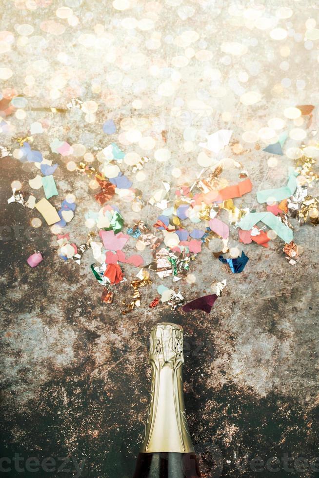 gott nytt år. nyårsafton firande konceptet background.champagneflaska med konfetti foto