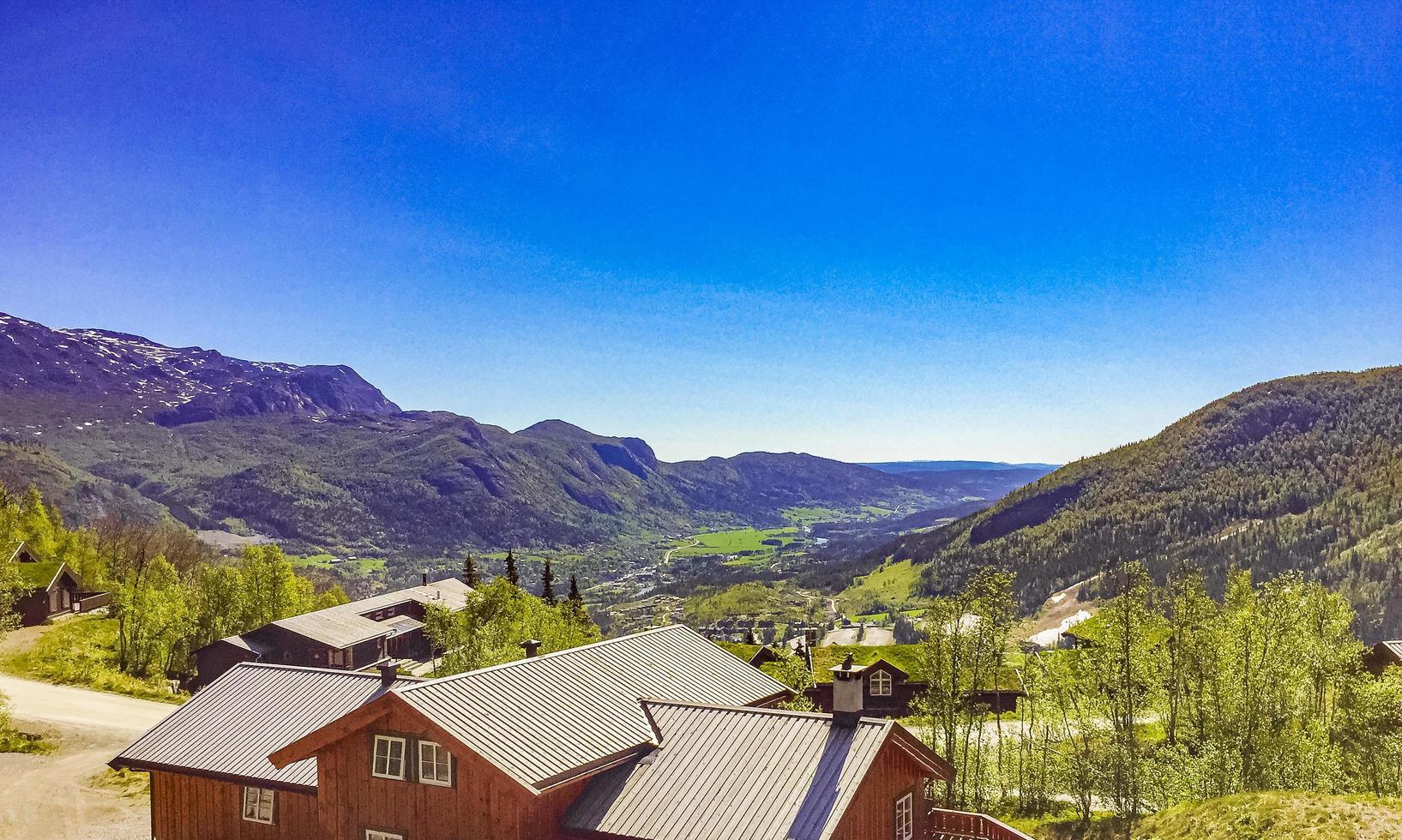 vackert panorama norge hemsedal skidcenter med fjällstuga och stugor. foto