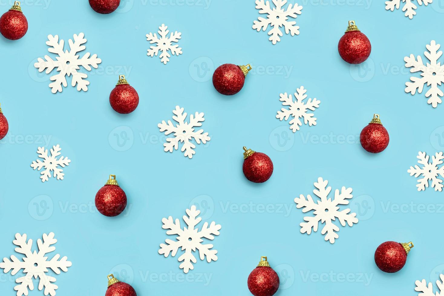 god Jul. ovanifrån av kreativa mönster gjorda av julkulor och snöflingor. jul koncept bakgrund foto