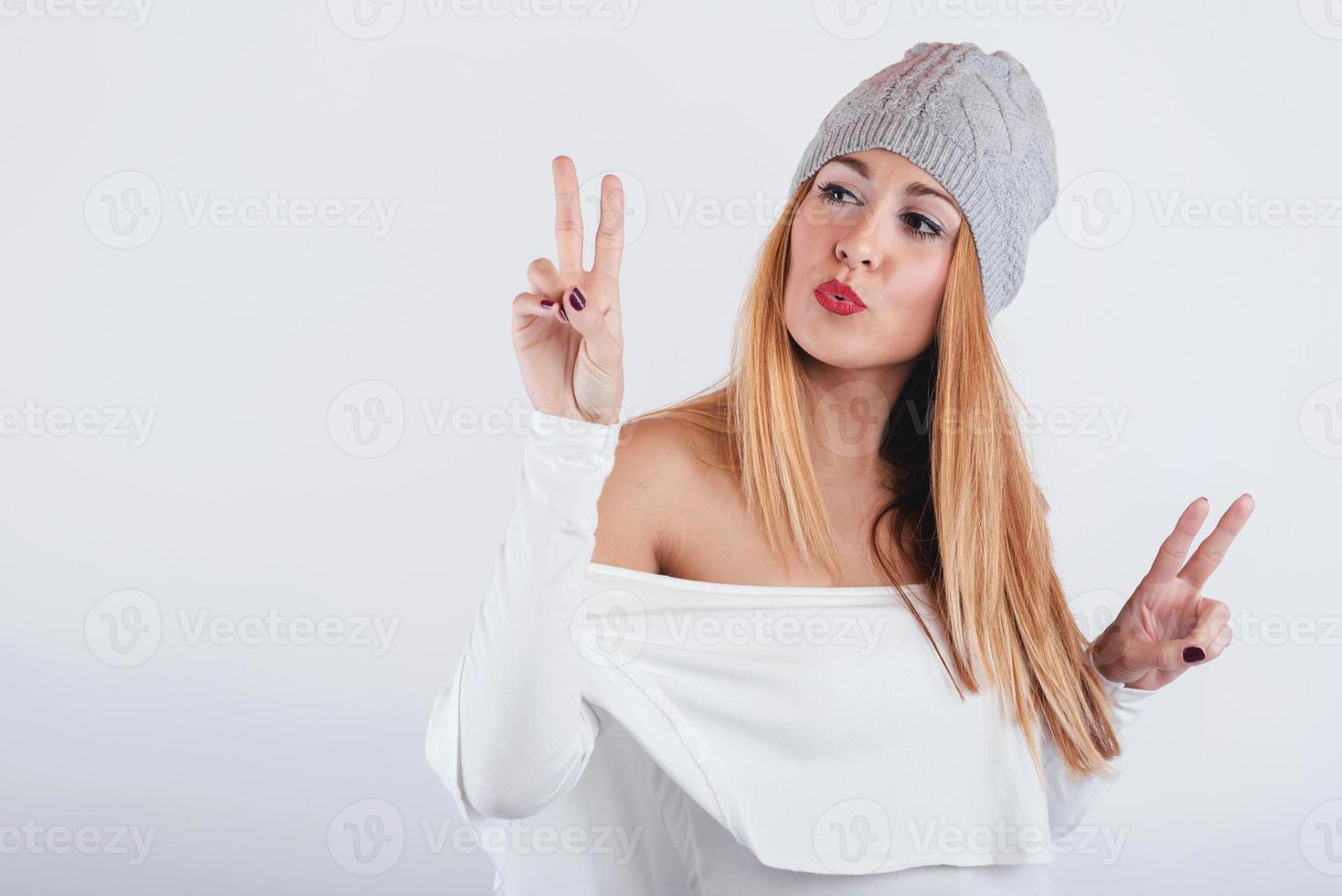 leende ung kvinna med vinterhatt foto