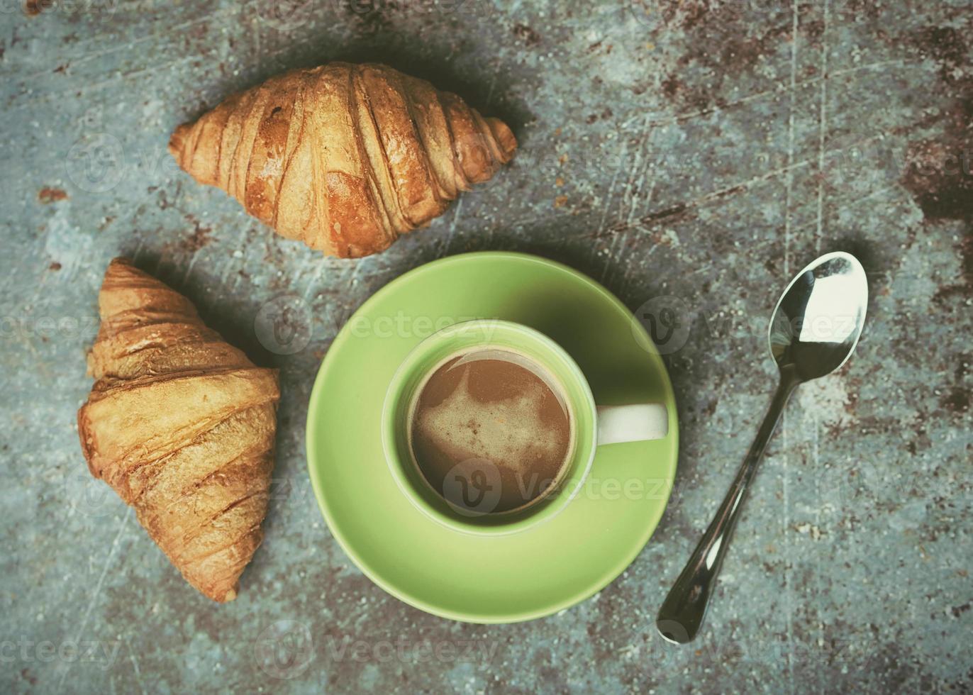 kopp kaffe och croissanter foto