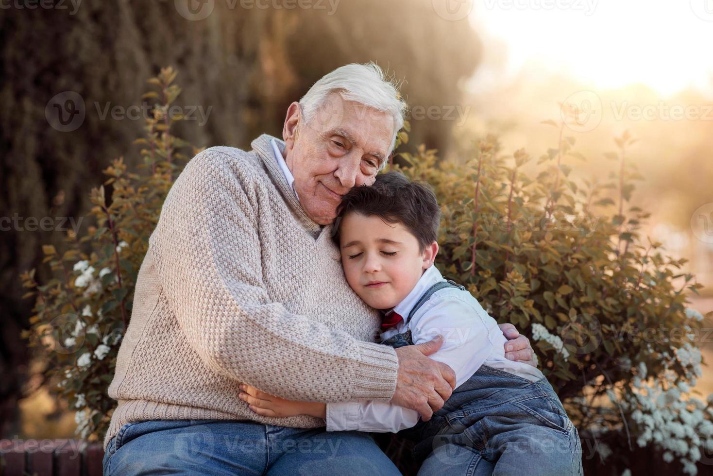 porträtt av farfar och barnbarn foto