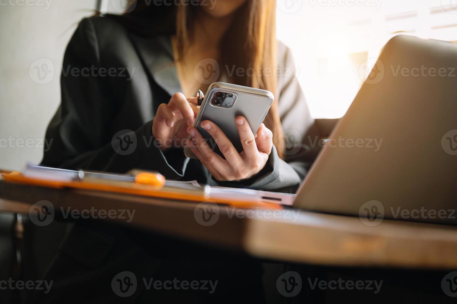 affärskvinna hand som använder smart telefon, surfplatta betalningar och håller kreditkort online shopping, omni channel, digital surfplatta dockningsdator på kontoret foto