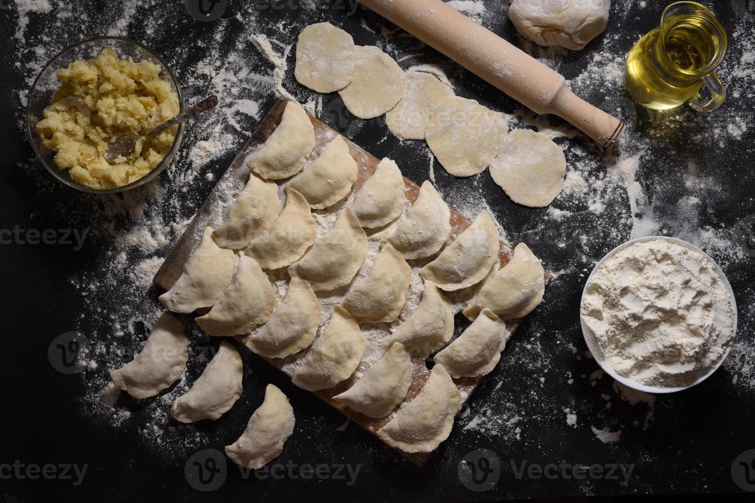 råa dumplings med potatis. traditionell ukrainsk mat. foto