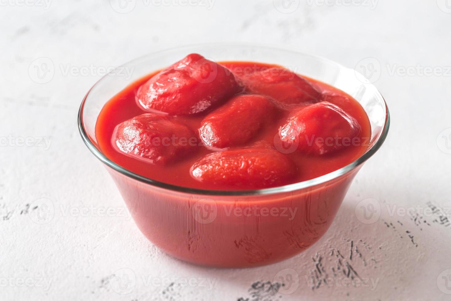 skål med konserverade tomater foto