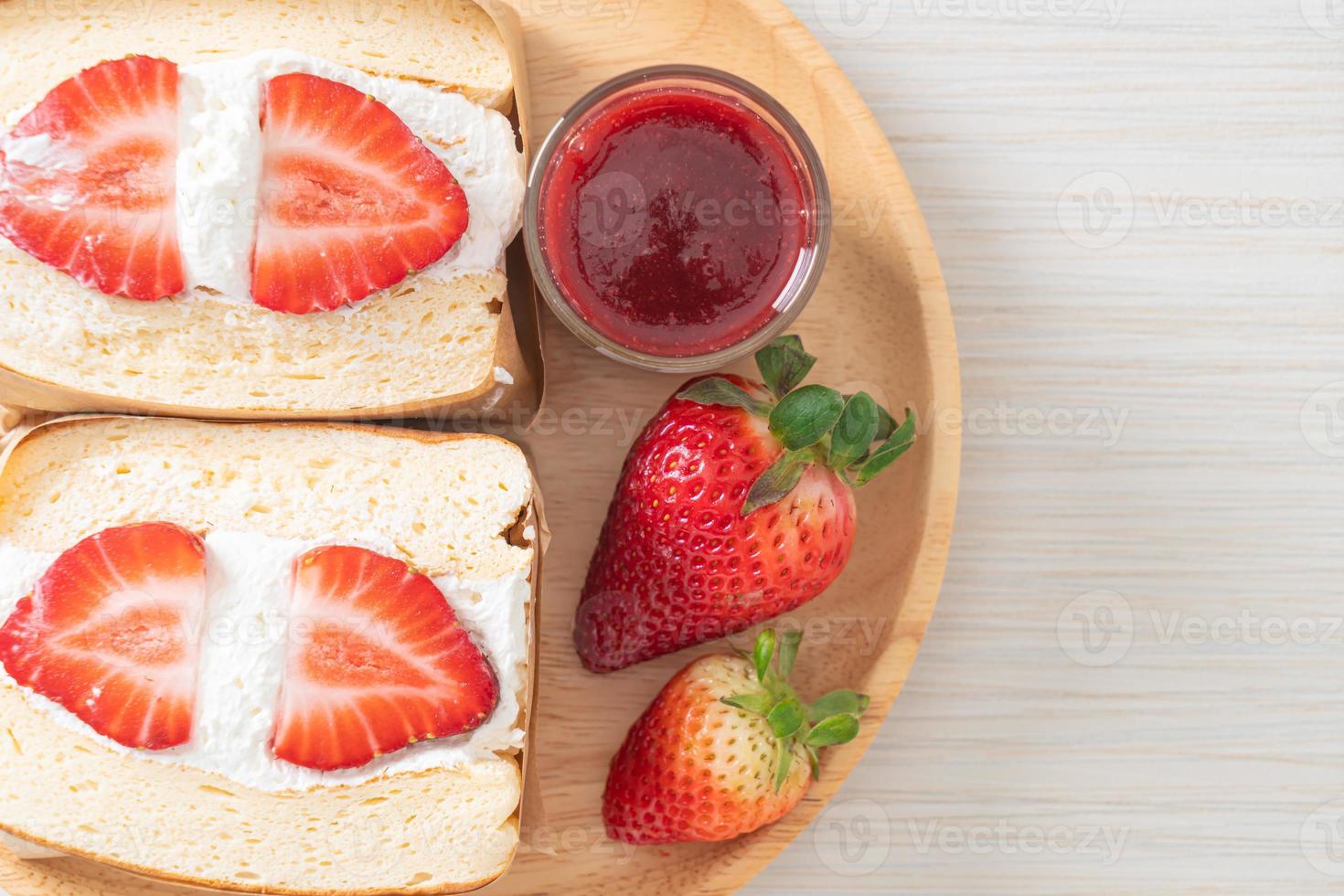 pannkaksmörgås jordgubbe färsk grädde foto