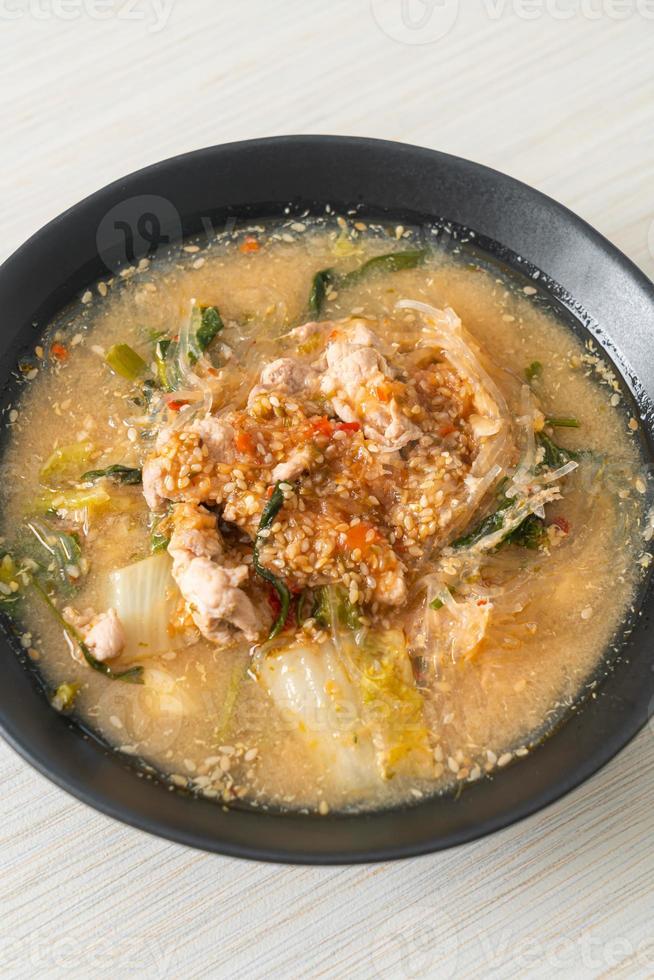 sukiyaki soppa med fläsk i thailändsk stil foto