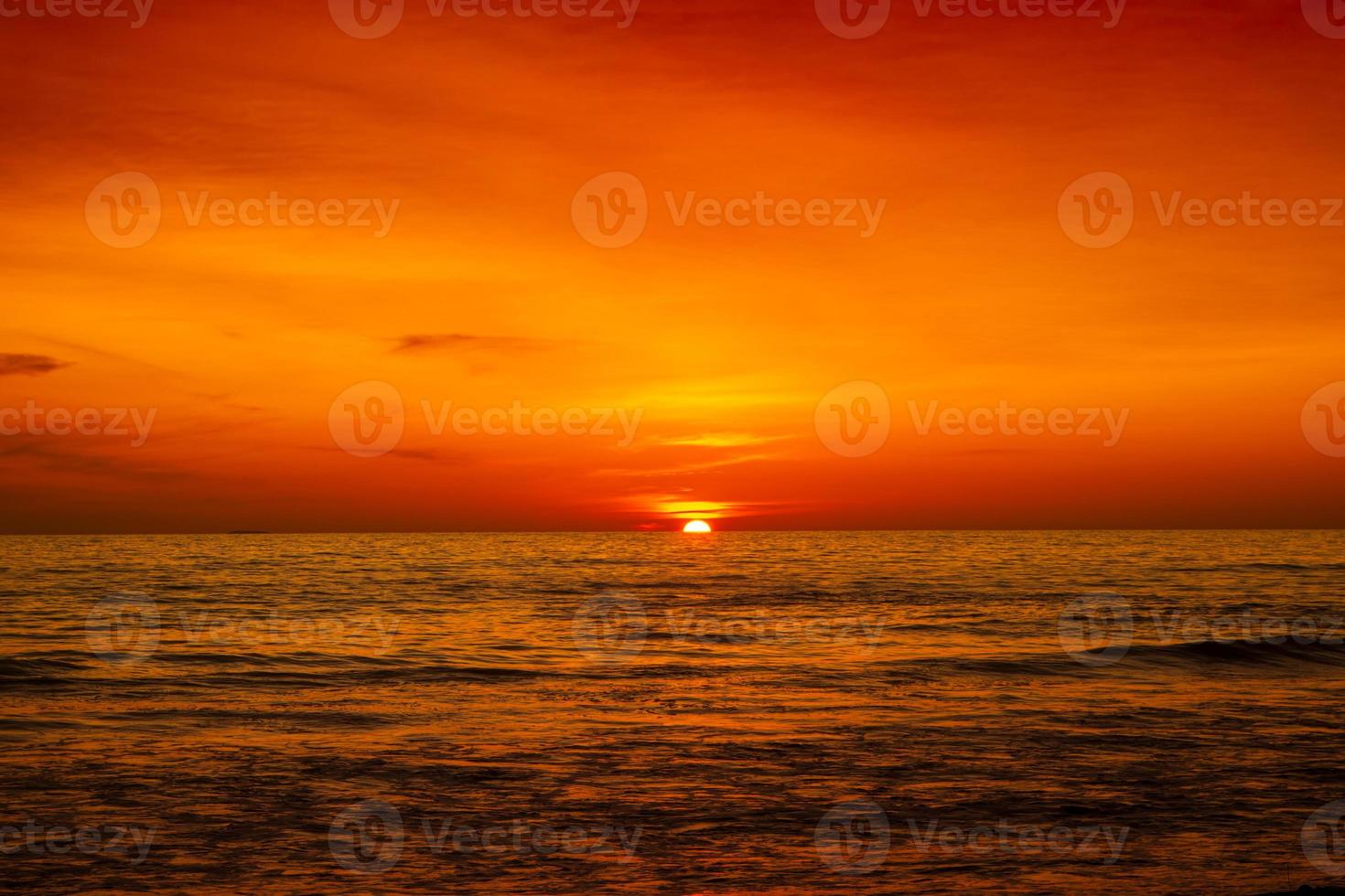 vacker solnedgång över havet med orange och röd himmel foto