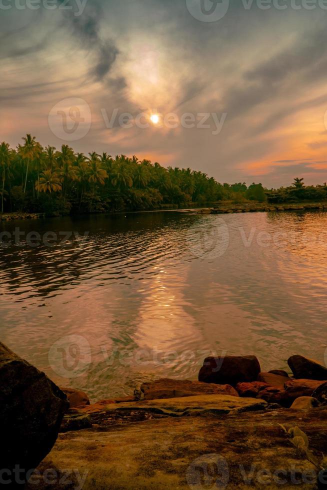 dramatisk solnedgång natur bakgrund med havet foto