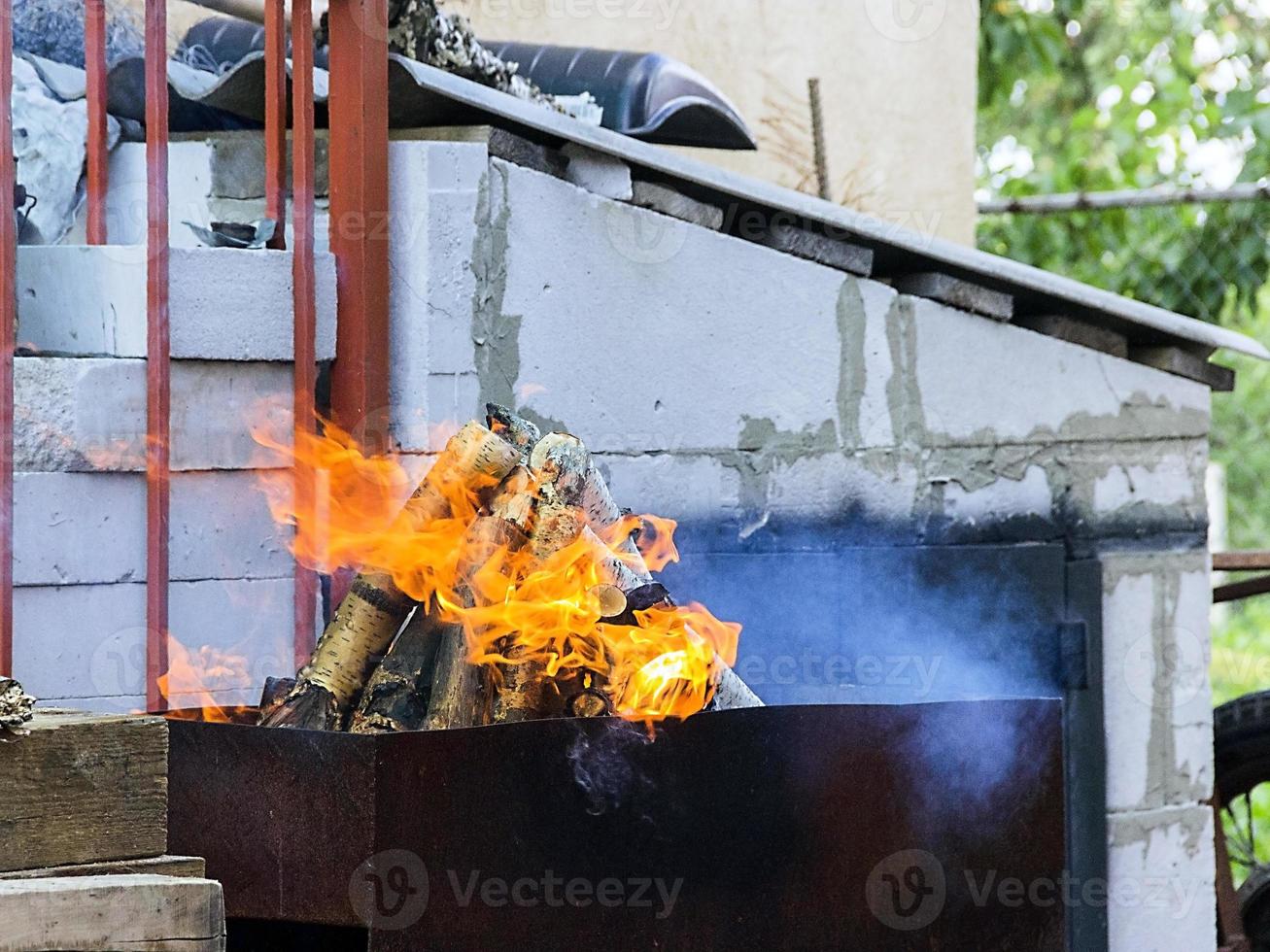 bbq grill med glödande kol och ljusa lågor foto