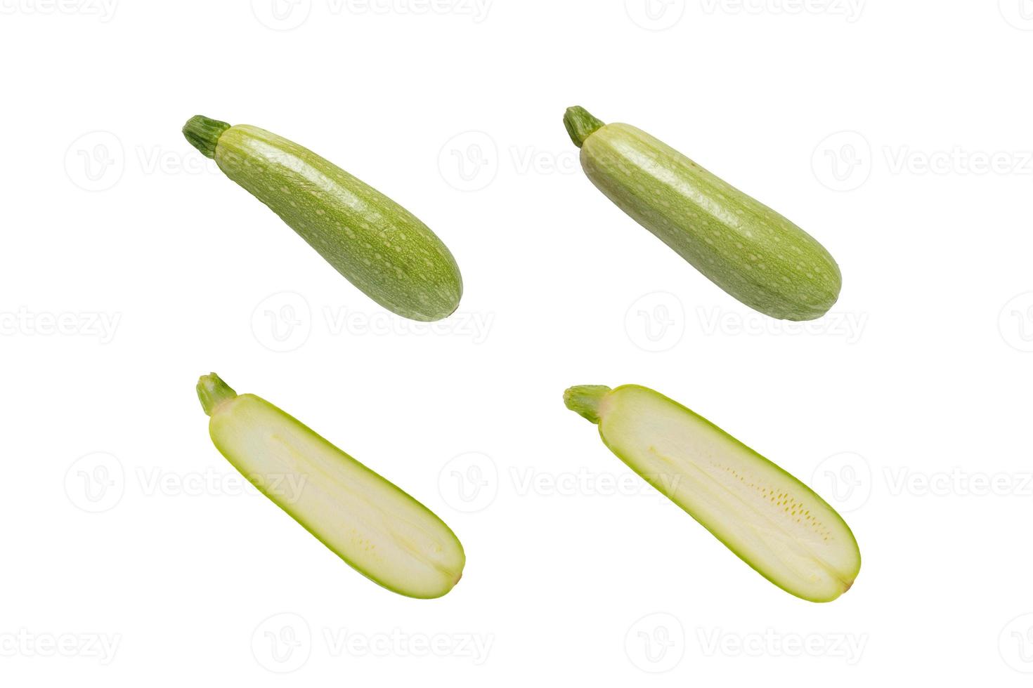 grön zucchini isolerad hel och halverad foto