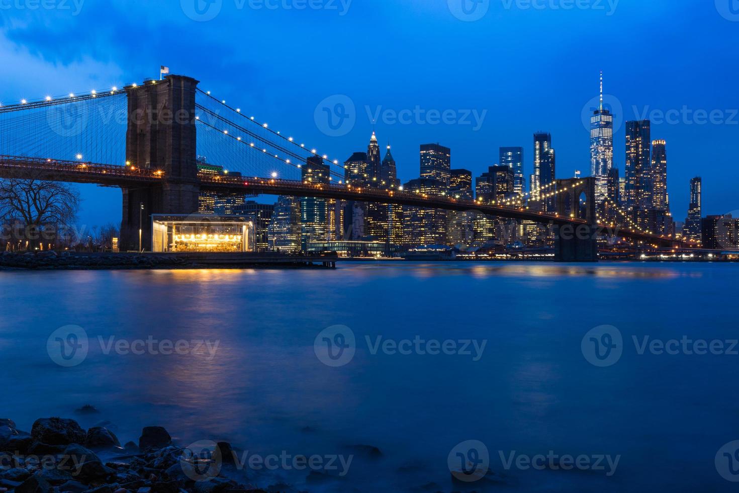 brooklyn bridge i manhattan centrum med stadsbild på natten new york usa foto