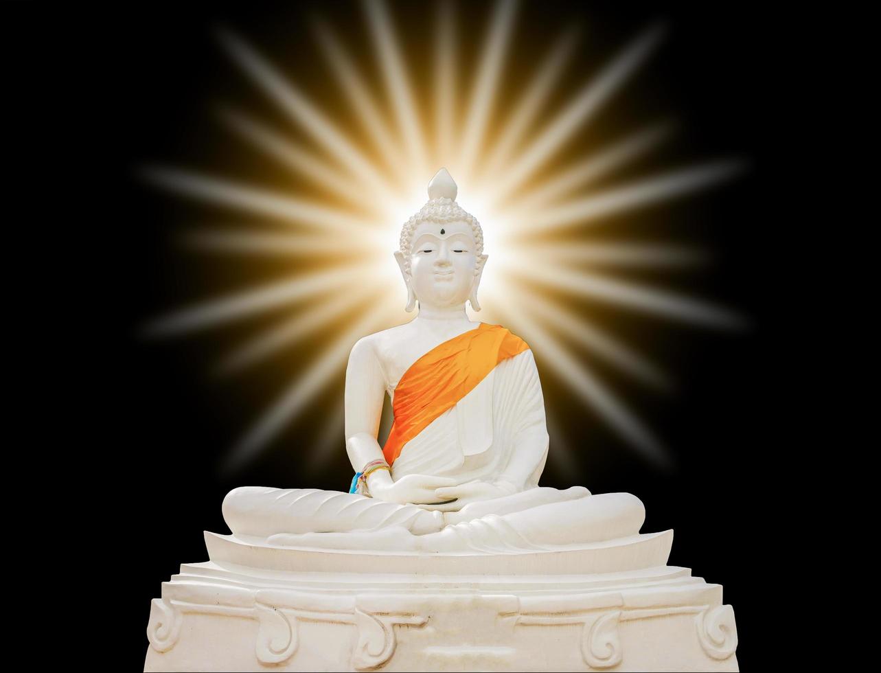 vit buddha på svart bakgrund foto