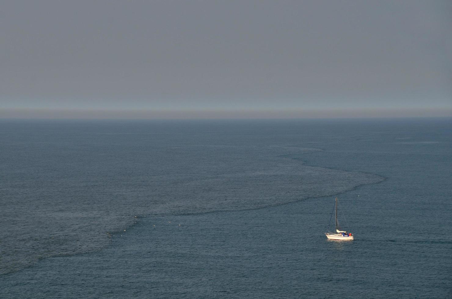 segelbåt i havet med våg foto