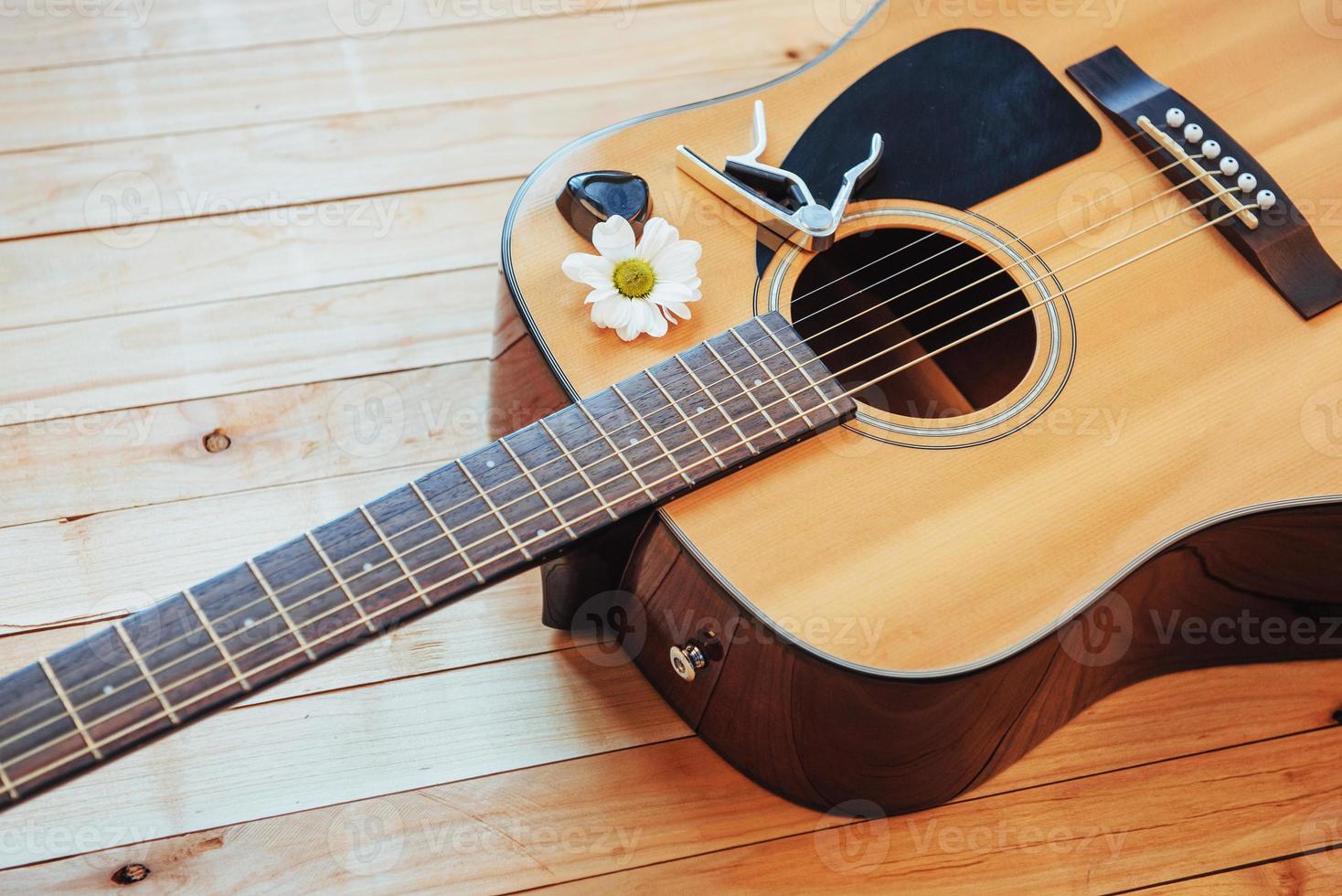 fotofragment klassisk gitarr på en ljusbrun bakgrund. foto