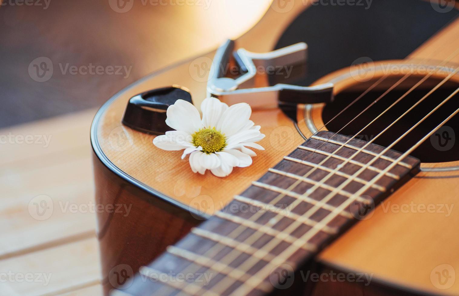 fotografering klassisk gitarr på en ljusbrun bakgrund foto