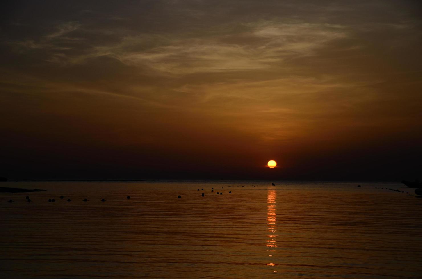 soluppgång med reflektion över havet foto