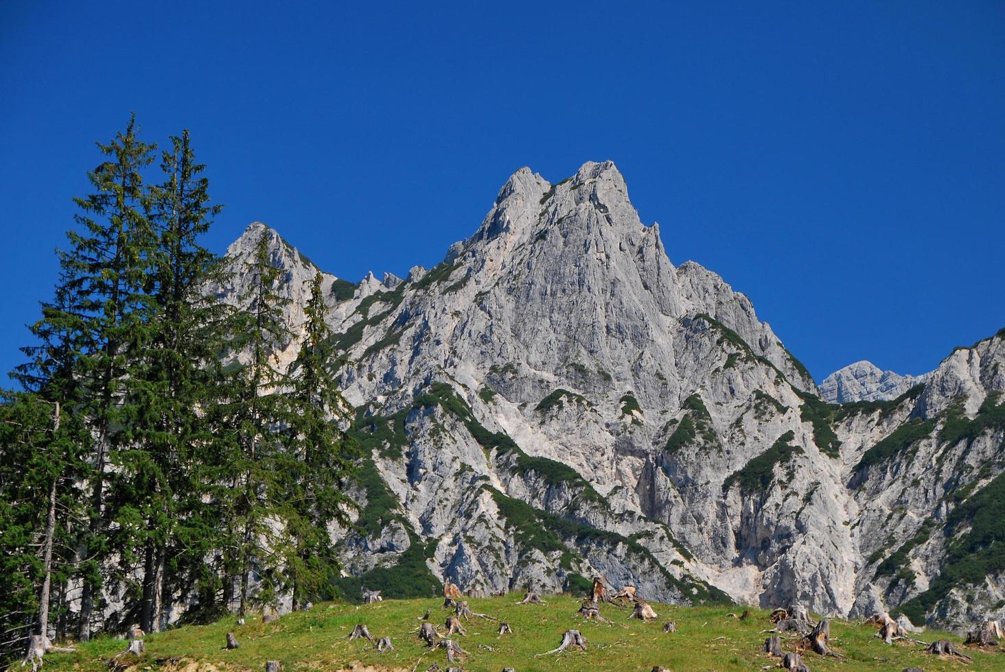 höga steniga berg foto